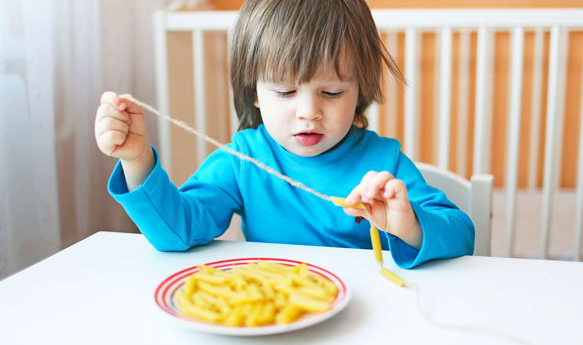 Giochiamo insieme con la creatività in cucina: le collane di pasta.