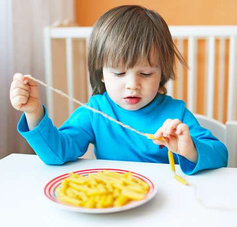 Giochiamo insieme con la creatività in cucina: le collane di pasta.