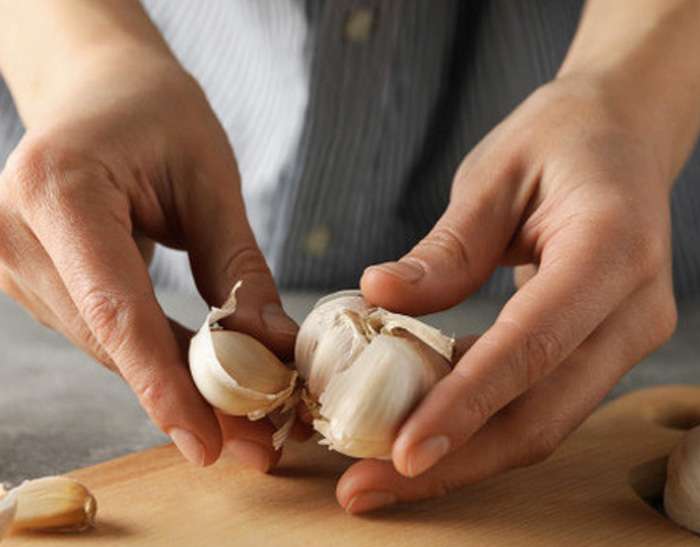 Come evitare che l’odore dell’aglio persista sulle dita?