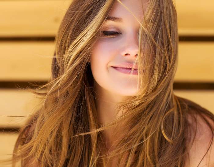 Come usare l'olio di oliva per capelli più forti, sani e luminosi.