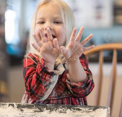 Quando modellare la pasta diventa un gioco: divertirsi con i bambini in cucina.