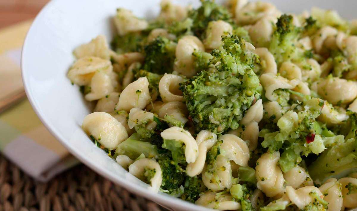 Orecchiette con broccoli e acciuga