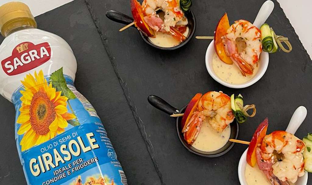 Spiedini di gamberoni su maionese alla pesca