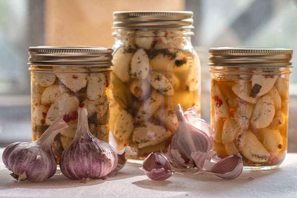 barattoli di vetro con aglio e olio