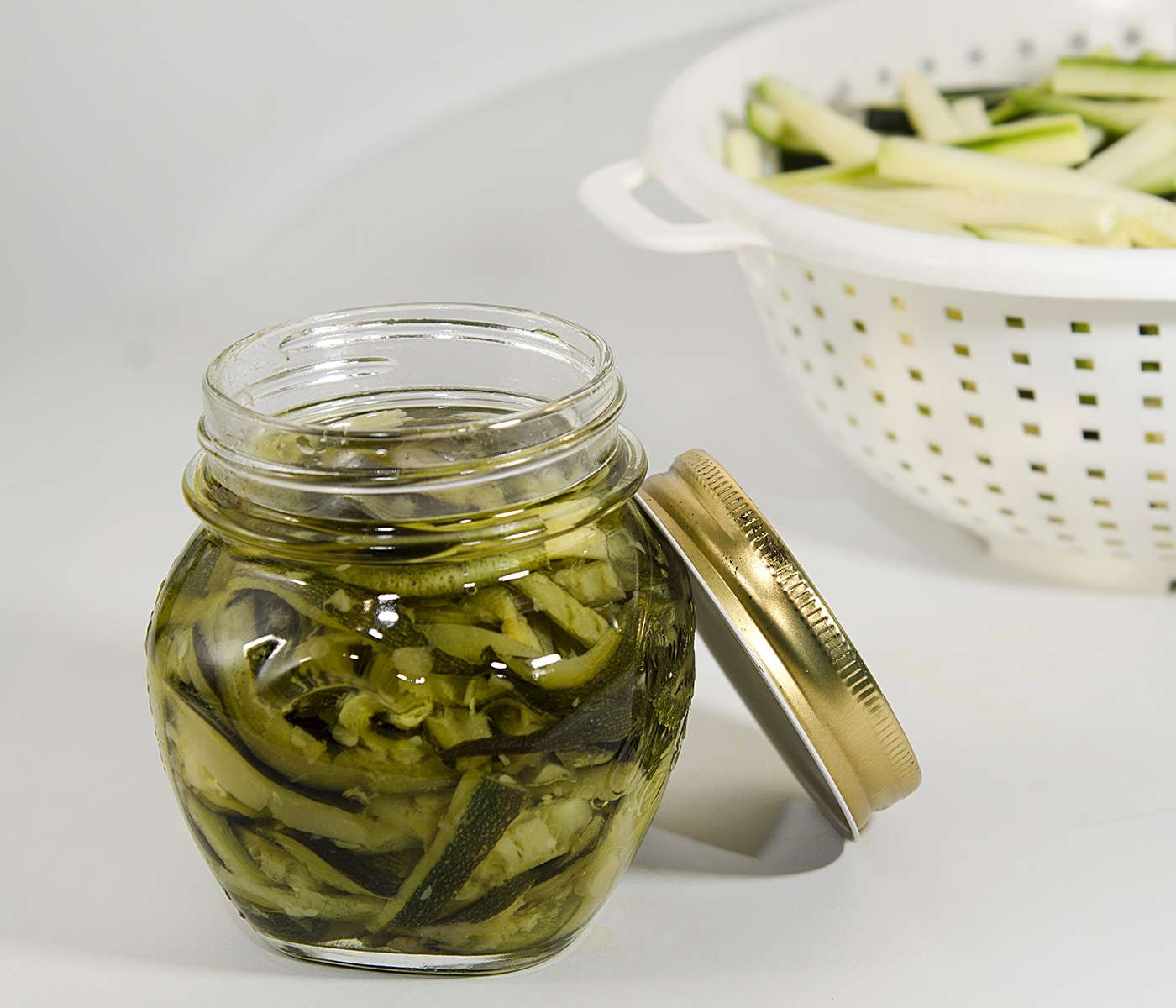 zucchine sott'olio barattolo di vetro con coperchio di metallo