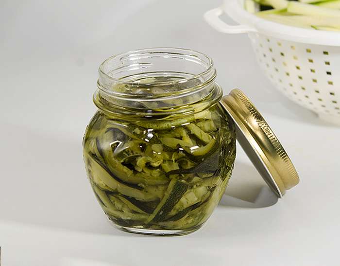 Zucchine sott’olio senza cottura: come prepararle al meglio.