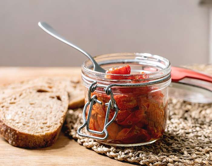Pomodori secchi sott'olio: la ricetta per una conserva a regola d'arte.