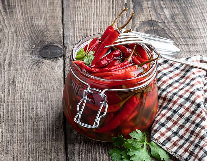 Peperoncini sott’olio fatti in casa: la ricetta per una conserva piccante e saporita.