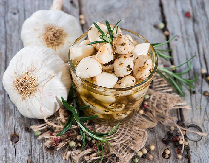 Aglio sott’olio: la ricetta per la conserva fai da te saporita e digeribile.