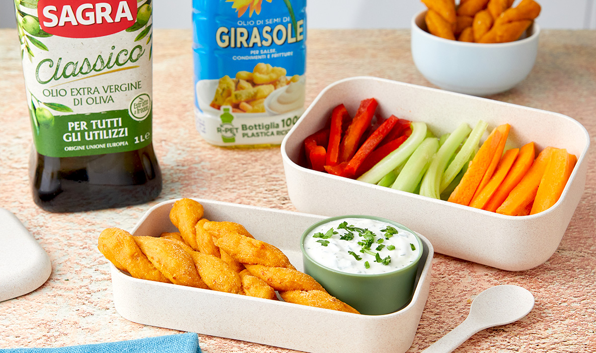 Lunchbox con mousse allo yogurt e erbe, treccine ai pomodori secchi e stick di verdure
