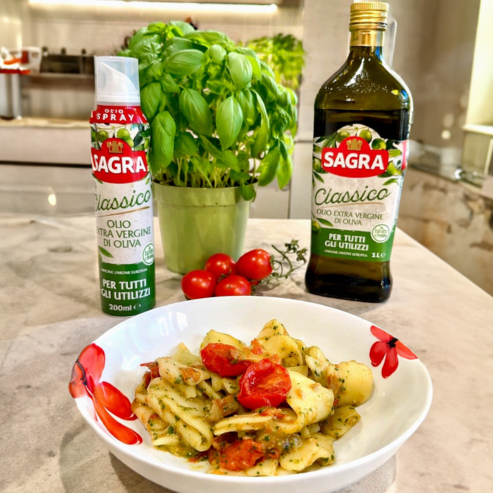 Gnocchi cinesi con pesto di basilico, pomodorini confit e guanciale croccante