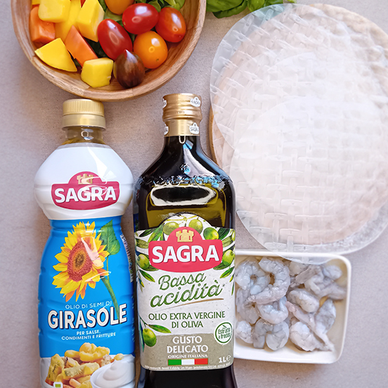Nuvole di riso con insalatina di gamberi, pomodorini e frutta