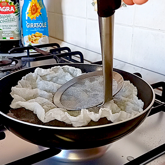 Nuvole di riso con insalatina di gamberi, pomodorini e frutta