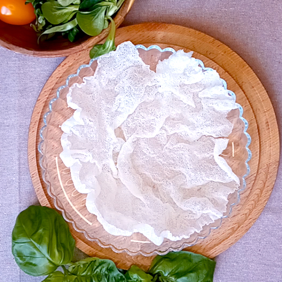 Nuvole di riso con insalatina di gamberi, pomodorini e frutta