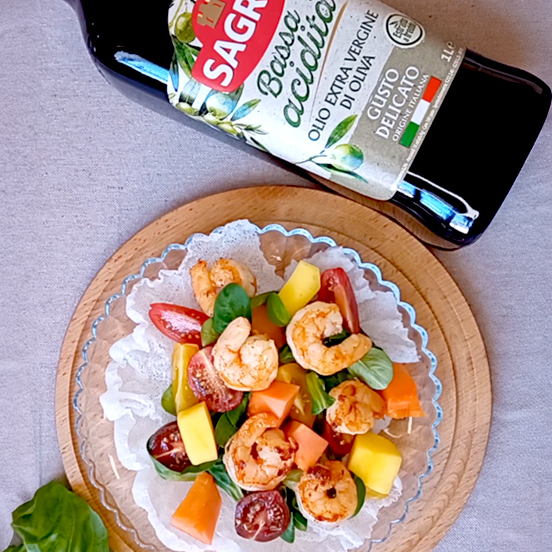 Nuvole di riso con insalatina di gamberi, pomodorini e frutta